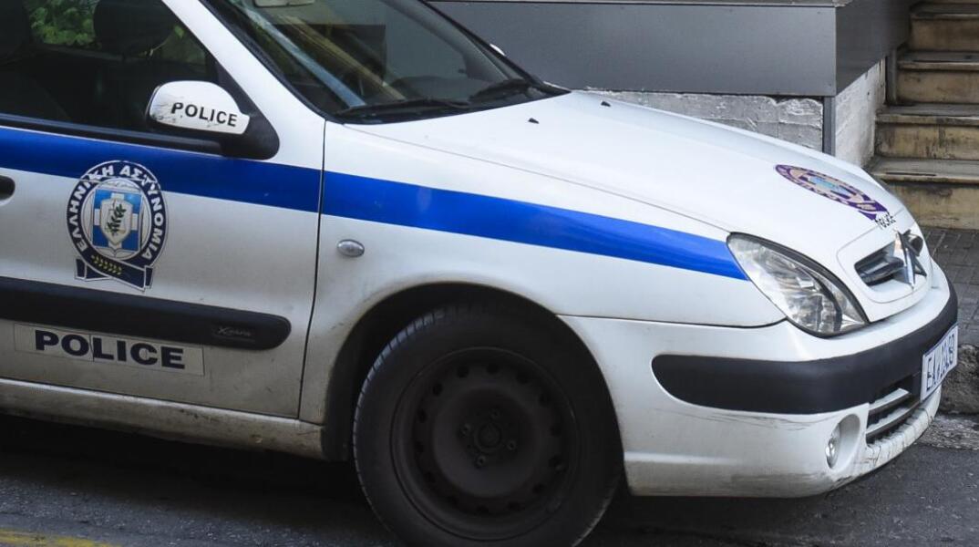 Επίθεση με καδρόνια σε περιπολικό της ΕΛΑΣ έξω από το Οικονομικό Πανεπιστήμιο Αθηνών	