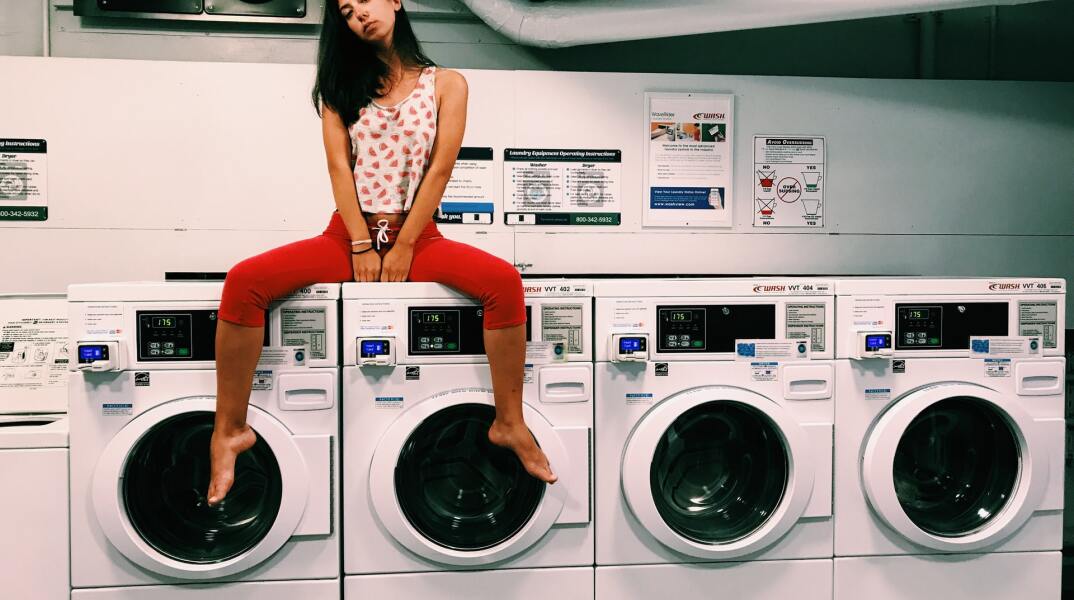 6 συμβουλές οργάνωσης για το πλύσιμο και το άπλωμα των ρούχων, ώστε να μη μαζεύονται πολλά άπλυτα.