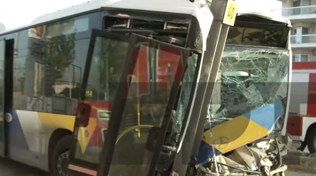 Τροχαίο στην Παραλιακή - Λεωφορείο γεμάτο με επιβάτες έπεσε σε κολώνα