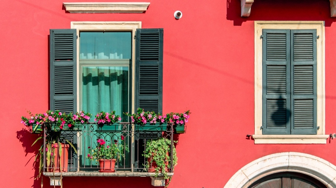 Λουλούδια σε παράθυρο.