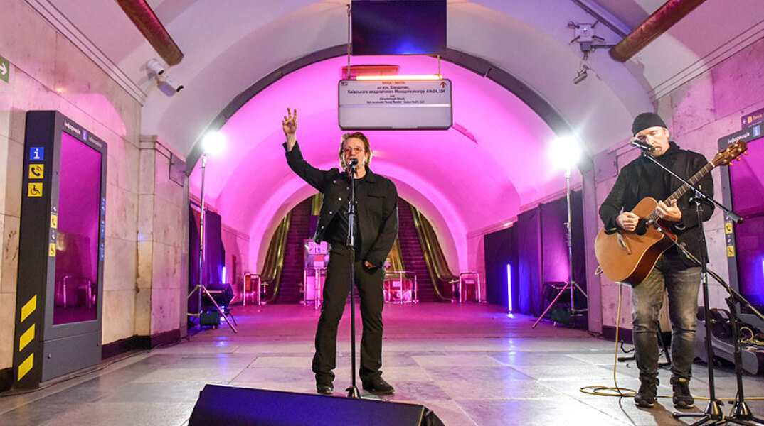 Ο Bono των U2 σε συναυλία σε σταθμό του μετρό στο Κίεβο