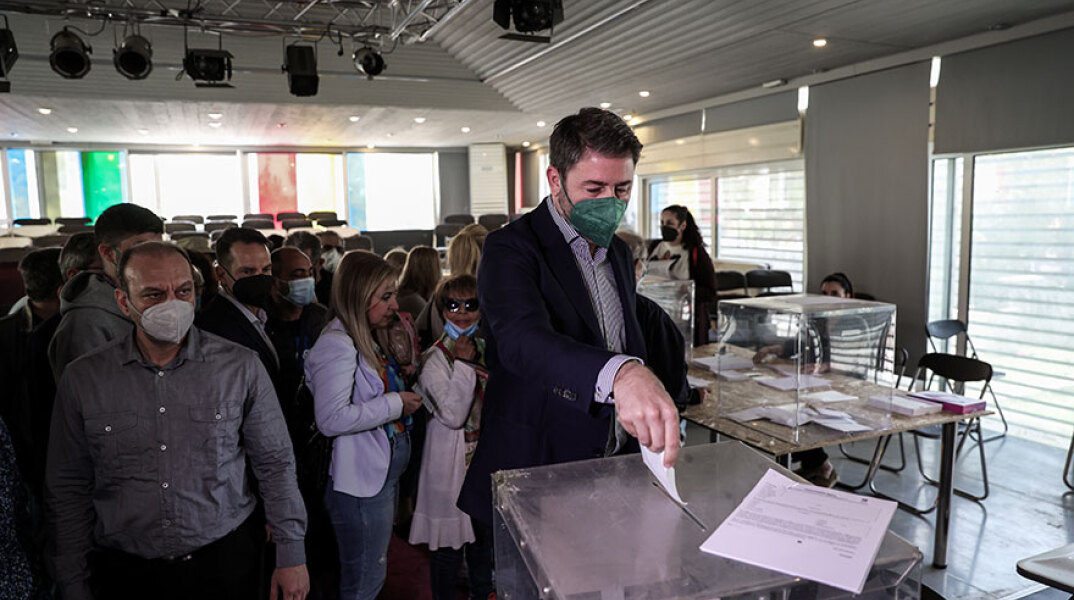 Ο Νίκος Ανδρουλάκης, πρόεδρος του ΚΙΝΑΛ - ΠΑΣΟΚ, ψηφίζει στις εσωκομματικές κάλπες