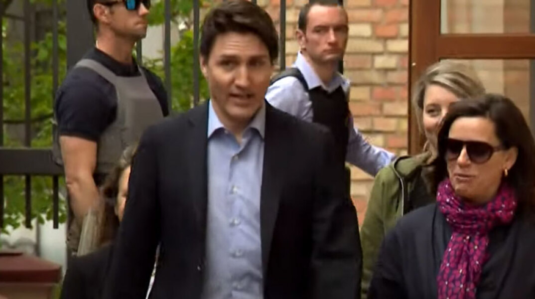 Ο Τζάστιν Τριντό προσέρχεται στην πρεσβεία του Καναδά στο Κίεβο
