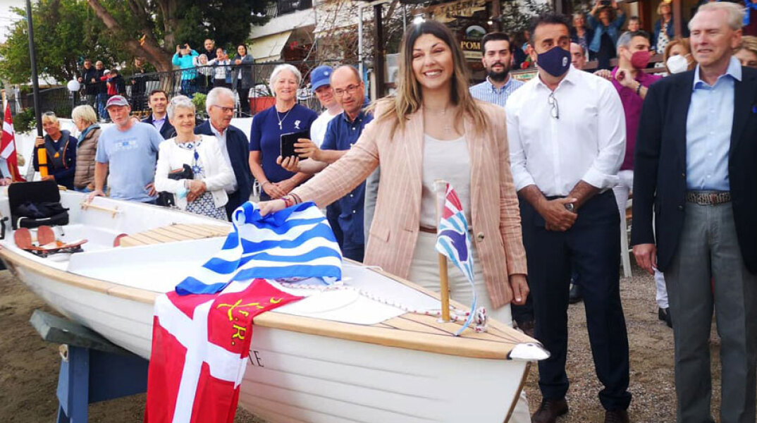Η Σοφία Ζαχαράκη στο Τολό Αργολίδας δίπλα στο καινούργιο σκάφος του δανέζικου κωπηλατικού κλαμπ, που πήρε το όνομα «Αμφιτρίτη»