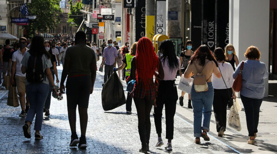 Καταναλωτές κάνουν τα ψώνια τους στην Ερμού