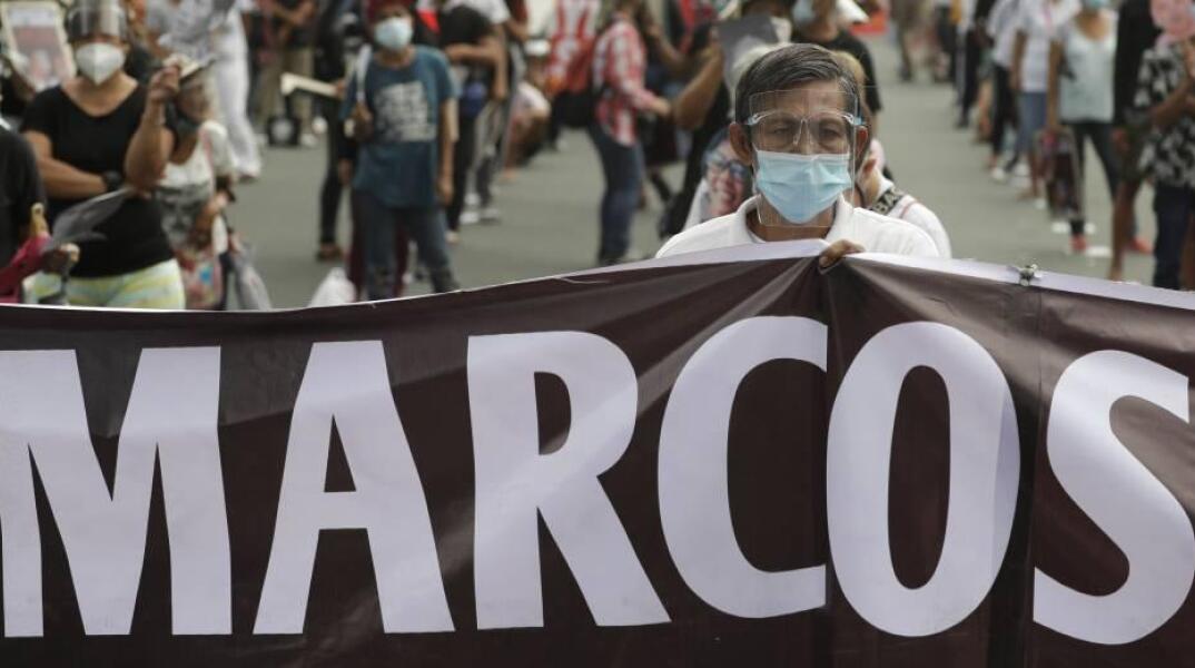 Η οικογένειά του επί μακρόν επιχειρούσε να εξωραΐσει την εικόνα της και έχει επανειλημμένως διαψεύσει ότι καταχράστηκε δισεκατομμύρια δολάρια κρατικού πλούτου όταν βρισκόταν στην εξουσία ο Μάρκος, η οποία τερματίστηκε το 1986.