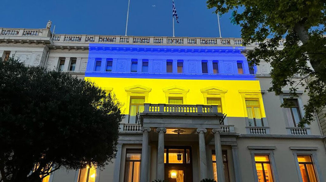 Το προεδρικό μέγαρο στα χρώματα της Ουκρανίας © ΑΠΕ-ΜΠΕ