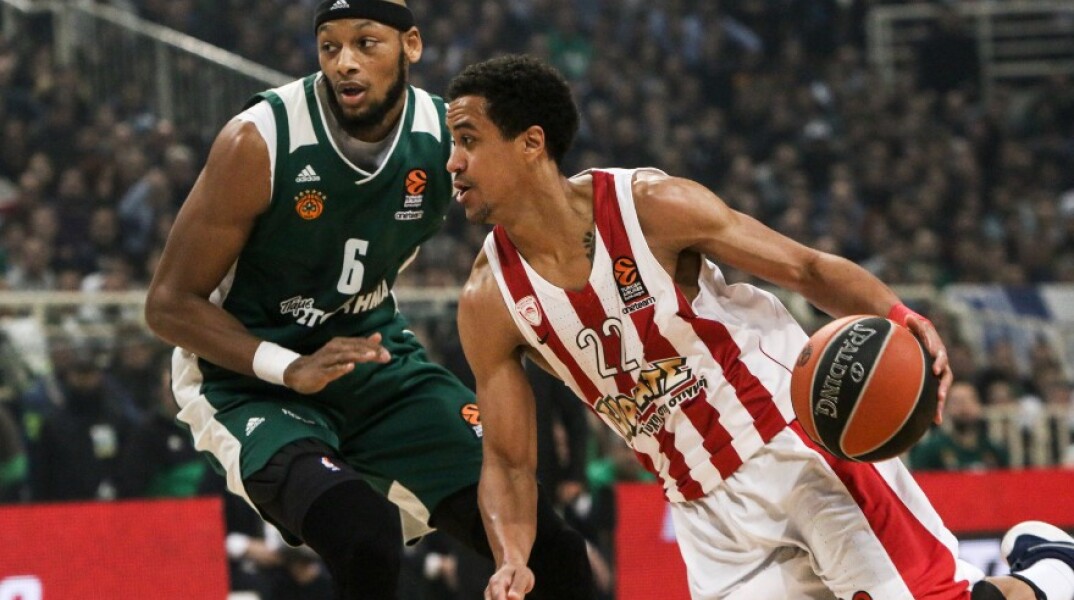 Ο Έντριαν Πέιν σε αγώνα κόντρα στον Ολυμπιακό