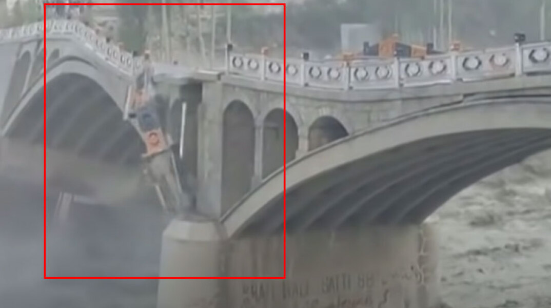 Γέφυρα στο Πακιστάν αρχίζει να καταρρέει μετά τις πλημμύρες