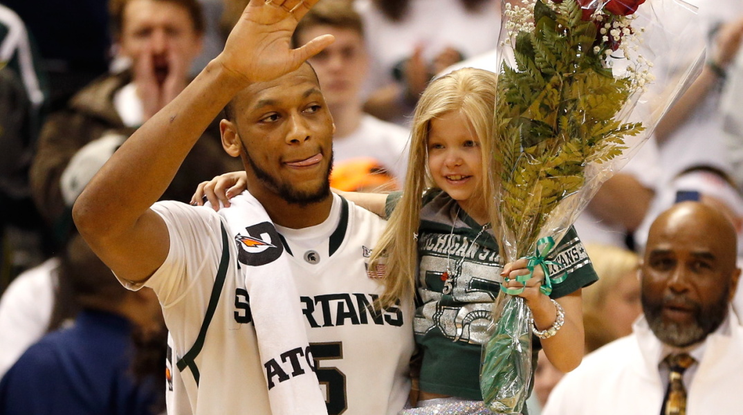 Φωτογραφία του Έιντριαν Πέιν με τη Λέισι Χολσγουορθ.