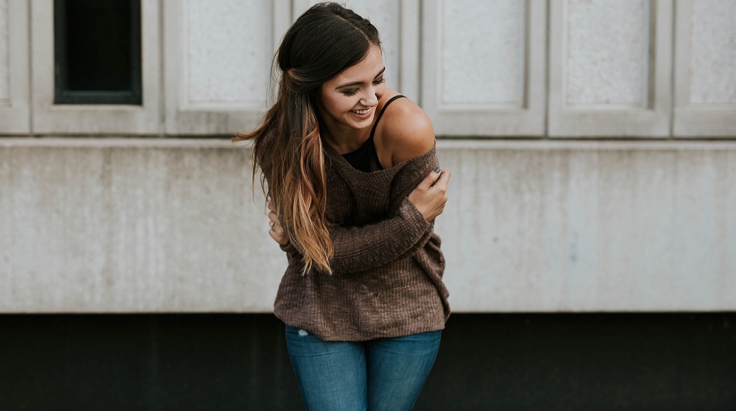 Ενα κορίτσι χαμογελάει. 