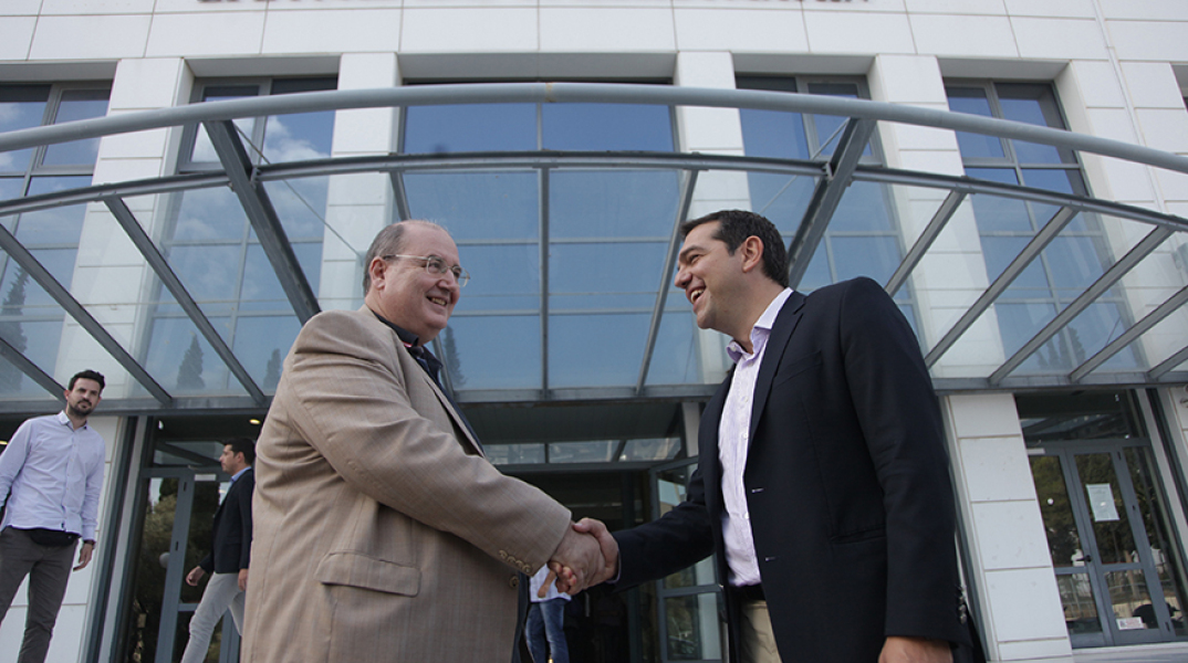 Ο Νίκος Φίλης και ο Αλέξης Τσίπρας μπροστά από το  Υπουργείο Παιδείας, Έρευνας και Θρησκευμάτων  