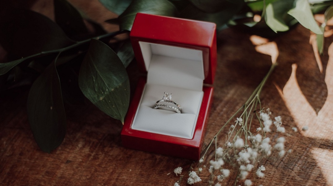 Ένα δαχτυλίδι αρραβώνων. 