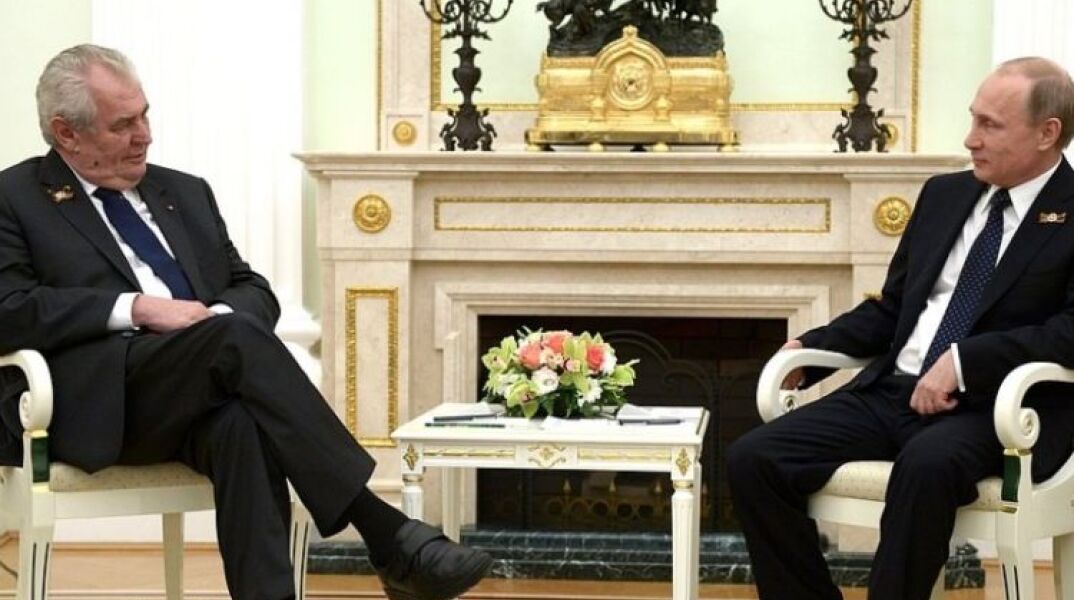 Ο Τσέχος πρόεδρος με τον Βλαντιμίρ Πούτιν © EPA Pool   