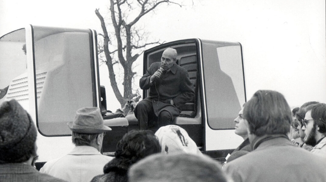 Φωτογραφία από το άνοιγμα της πρώτης δημόσιας συγκοινωνίας.