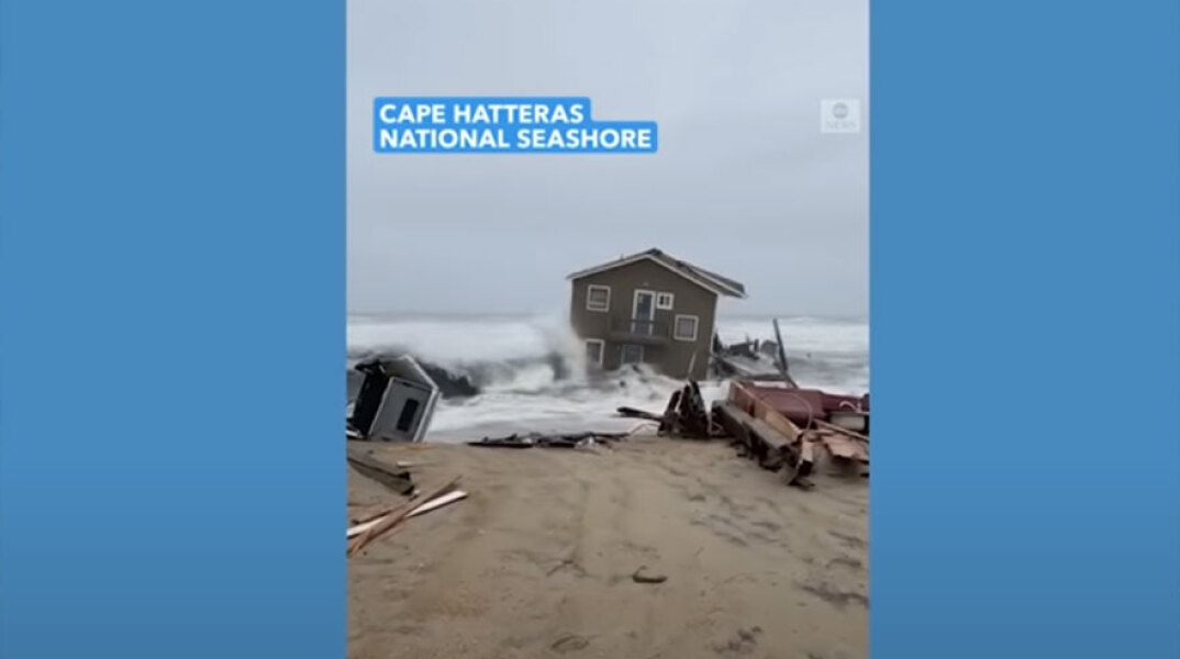 Το σπίτι στη Βόρεια Καρολίνα που κατέληξε στη θάλασσα μετά την κατάρρευση