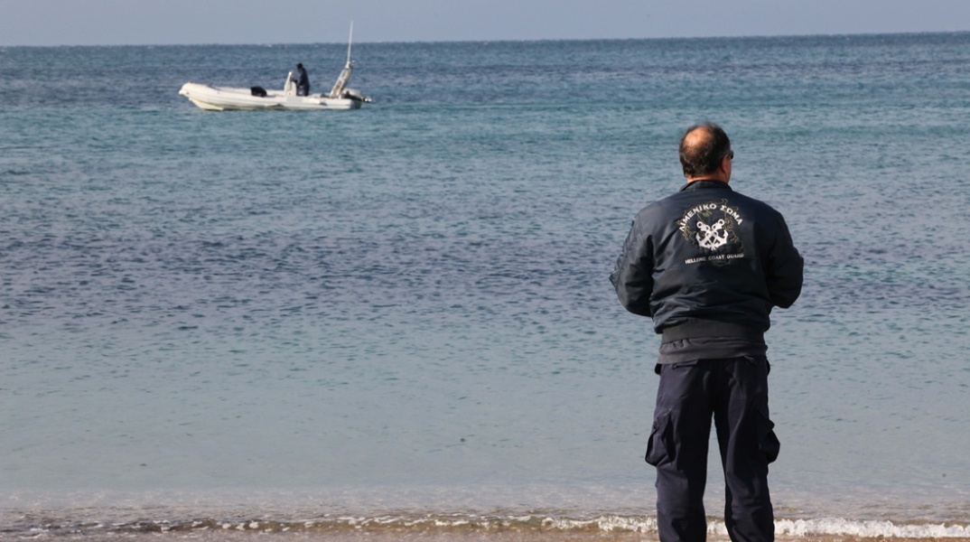 Πνιγμός στη θάλασσα: Άνδρας του λιμενικού στην ακρογιαλιά κατά τη διάρκεια έρευνας για τον εντοπισμό ατόμου