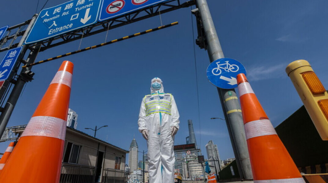Στη Σαγκάη η Κίνα επιμένει να εφαρμόζει το σκληρό lockdown για τον κορωνοϊό