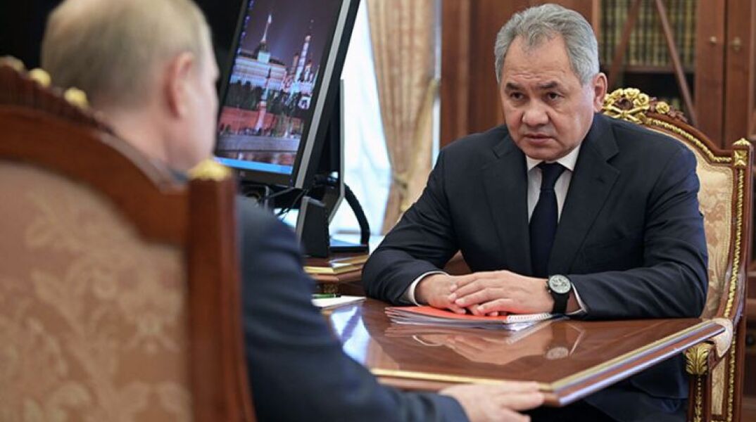 Ο υπουργός Άμυνας Σεργκέι Σοϊγκού συνομιλεί με τον πρόεδρο της Ρωσίας Βλαντίμιρ Πούτιν © EPA/ALEXEI NIKOLSKY/KREMLIN POOL/SPUTNIK   