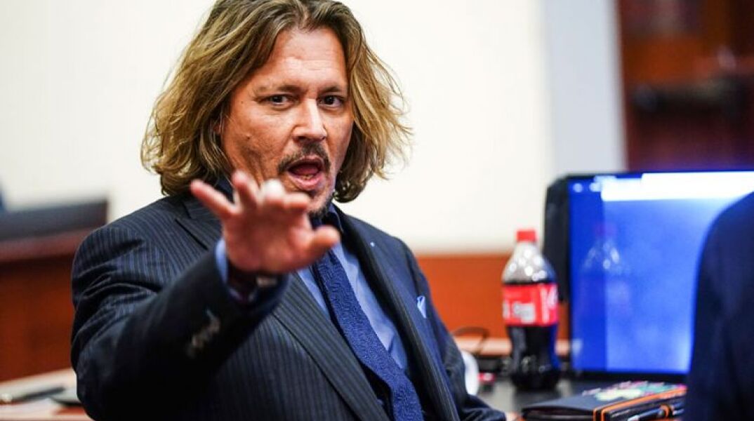 Τζόνι Ντεπ: Θαυμάστρια ξόδεψε 30.000 δολάρια για να παραστεί στη δίκη