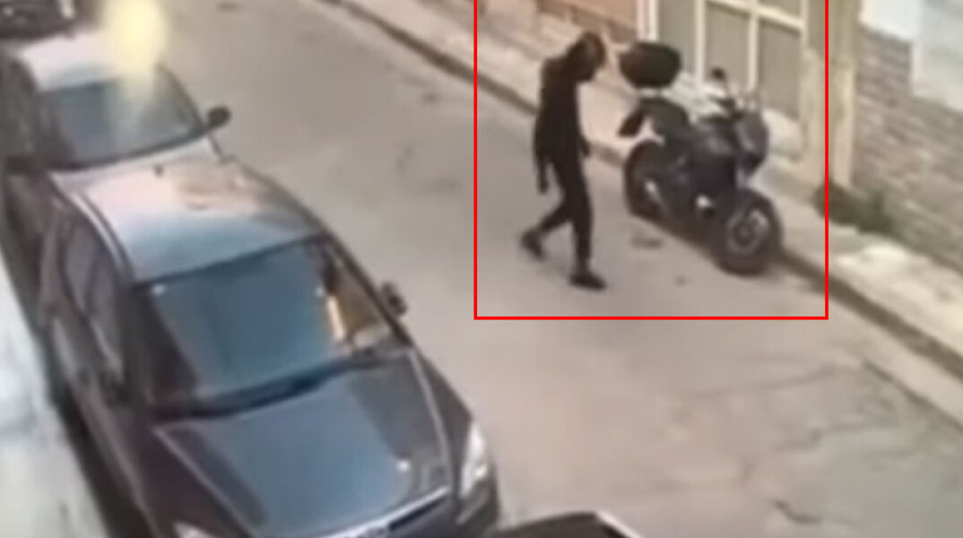 Η στιγμή που μαυροντυμένος άνδρας κλέβει μηχανή στον Πειραιά