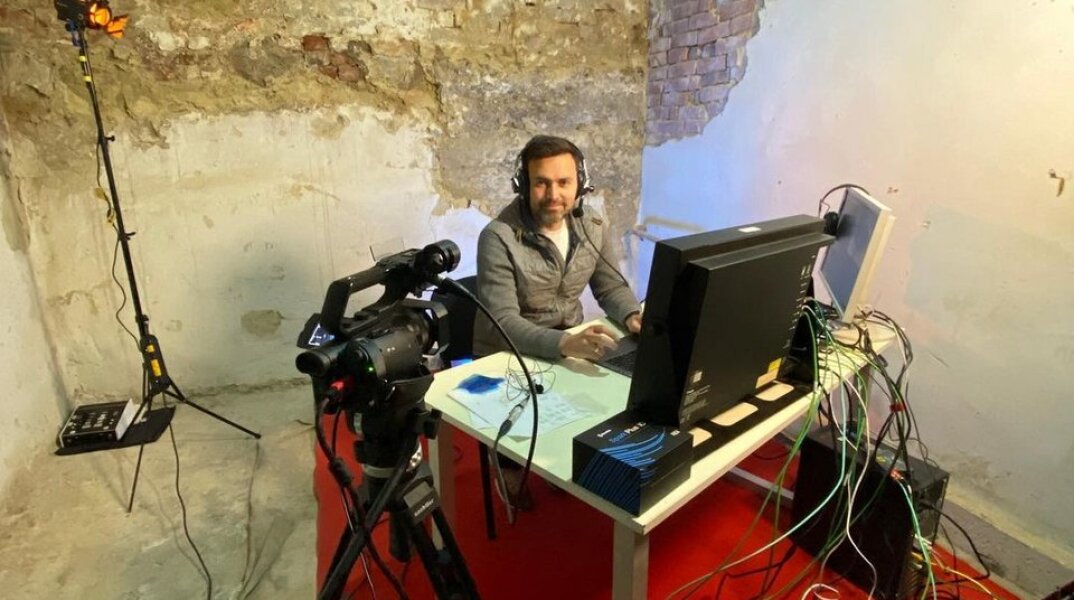 Eurovision 2022: Ο παρουσιαστής της Ουκρανίας σχολίαζε τον Α' Ημιτελικό από καταφύγιο