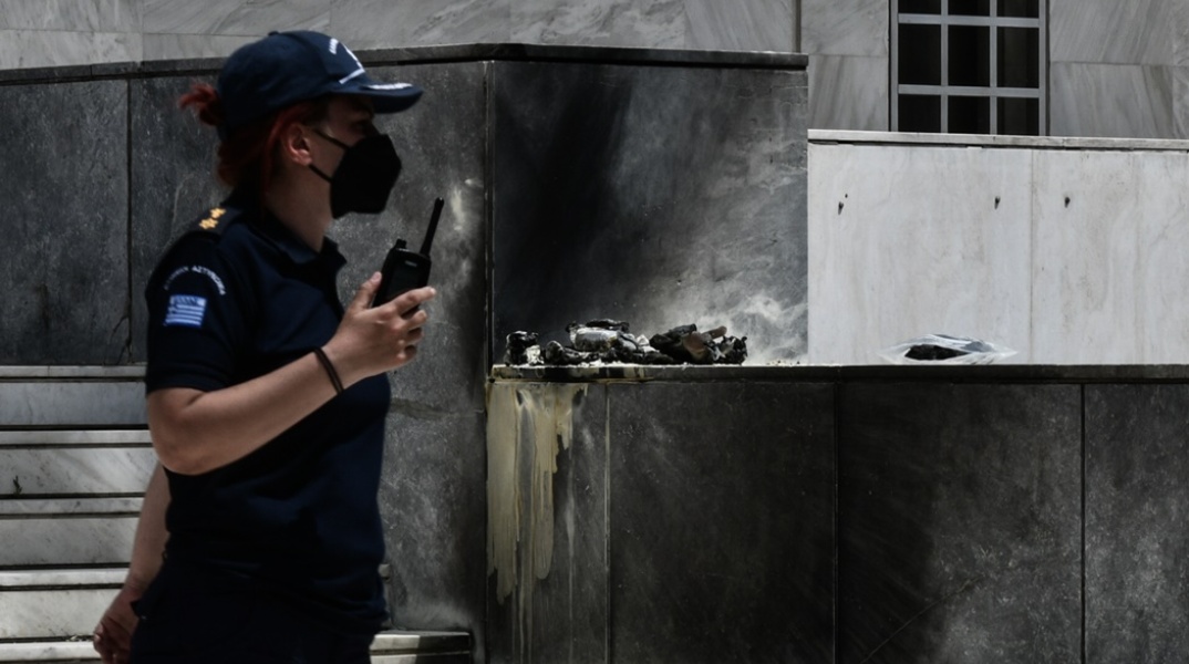 Φωτιά σε σχολική τσάντα στον Άρειο Πάγο - Το σημείο που καταγράφηκε το συμβάν