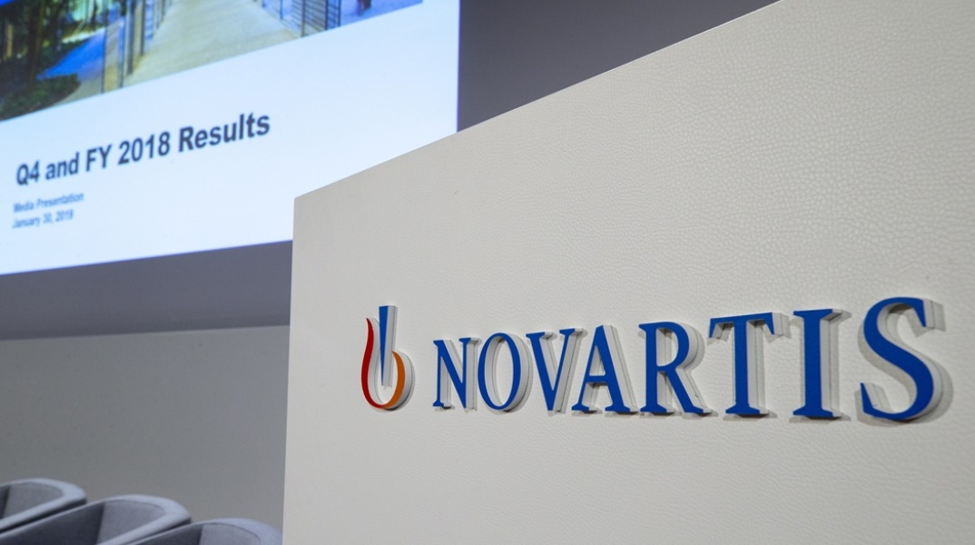 Novartis - Το λογότυπο της εταιρείας σε χώρο εκδήλωσης