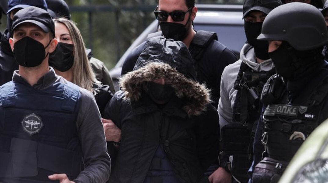 Η Ρούλα Πισπιρίγκου οδηγείται στη φυλακή