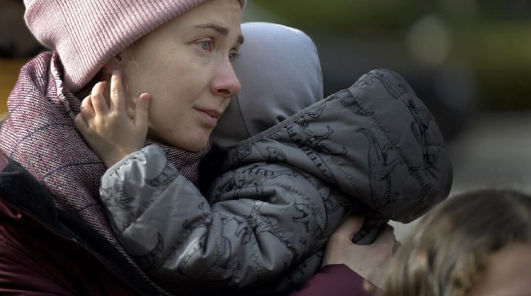 Μητέρα κρατάει στην αγκαλιά της ένα μωρό