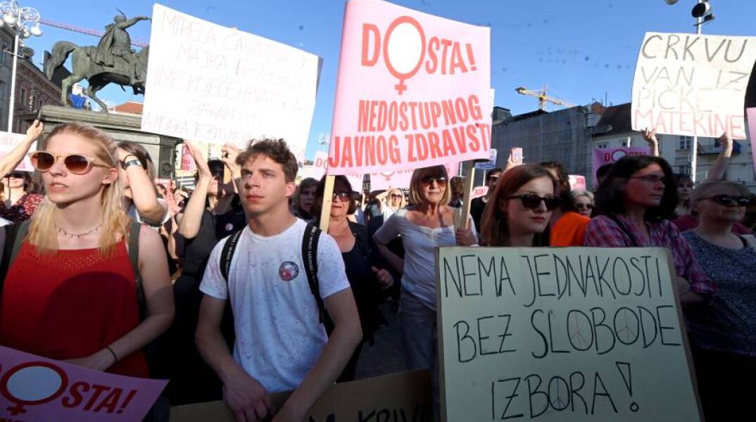 Χιλιάδες διαδηλωτές στους δρόμους του Ζάγκρεμπ για την πρόσβαση των γυναικών στην υγεία