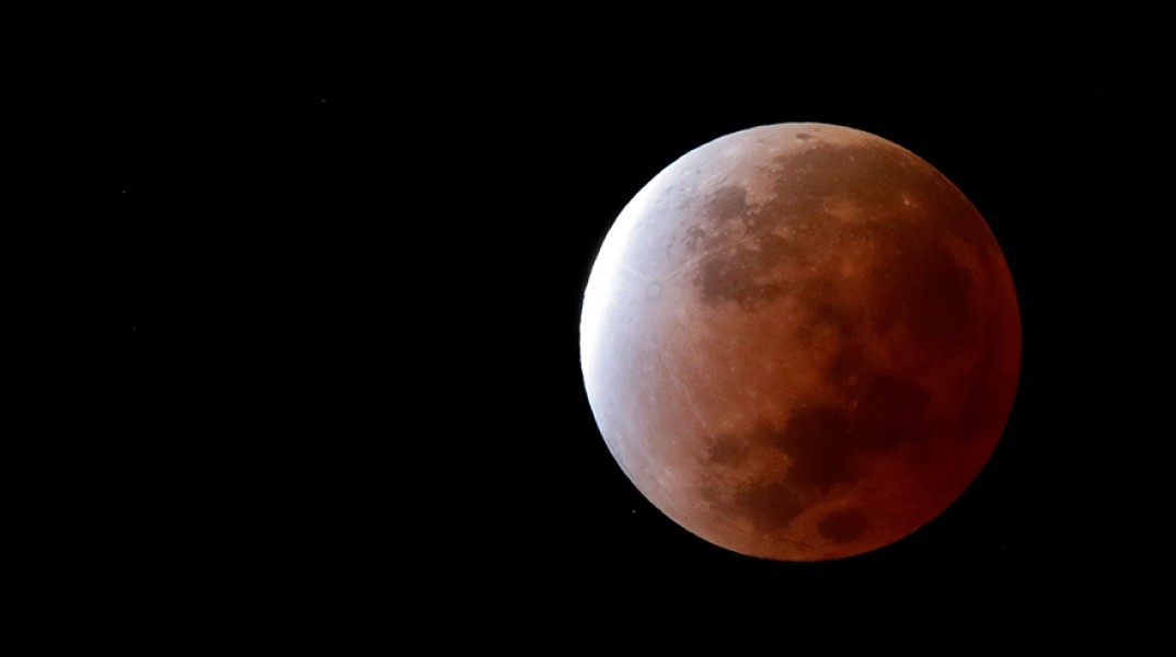 Ολική έκλειψη Σελήνης τα χαράματα της Δευτέρας