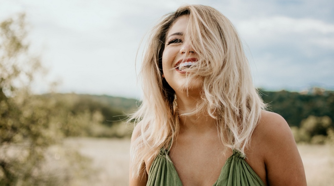 Ένα χαμογελαστό κορίτσι. 