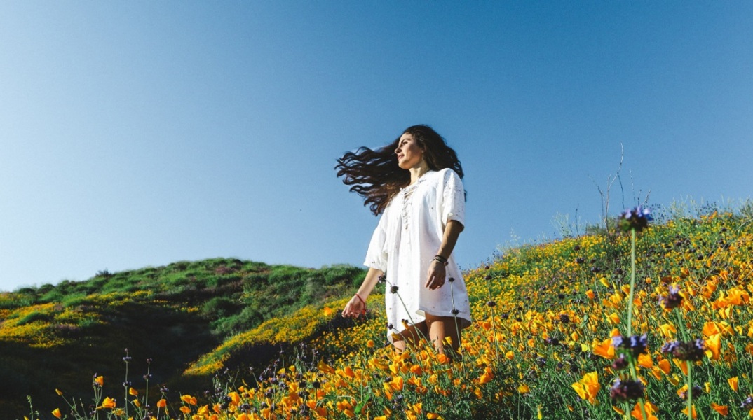 Ένα κορίτσι σε ένα λιβάδι.