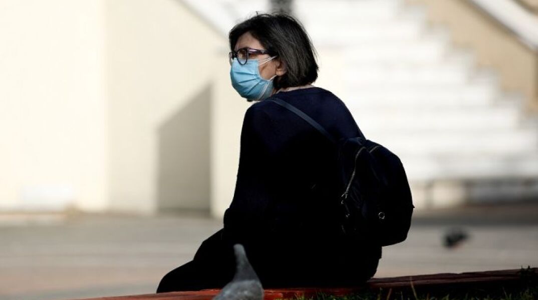 Γυναίκα με μάσκα