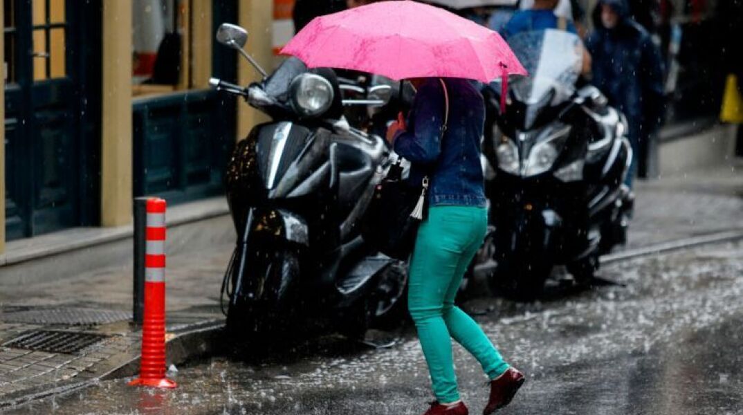 Γυναίκα με ομπρέλα στη βροχή