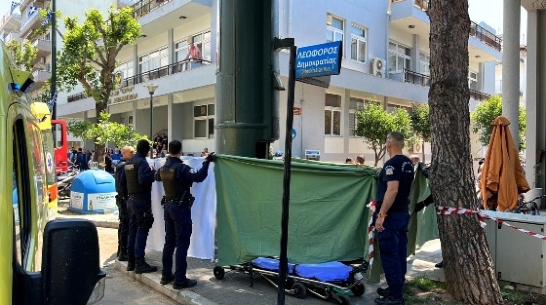 Αλεξανδρούπολη: Αστυνομικοί κρατούν μπλε σεντόνι μπροστά από το σημείο όπου ανασύρθηκε το πτώμα του αστέγου