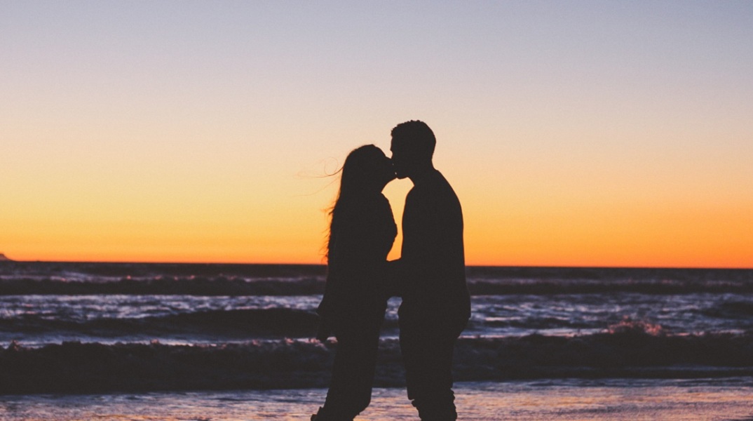 Ένα ζευγάρι στην παραλία.