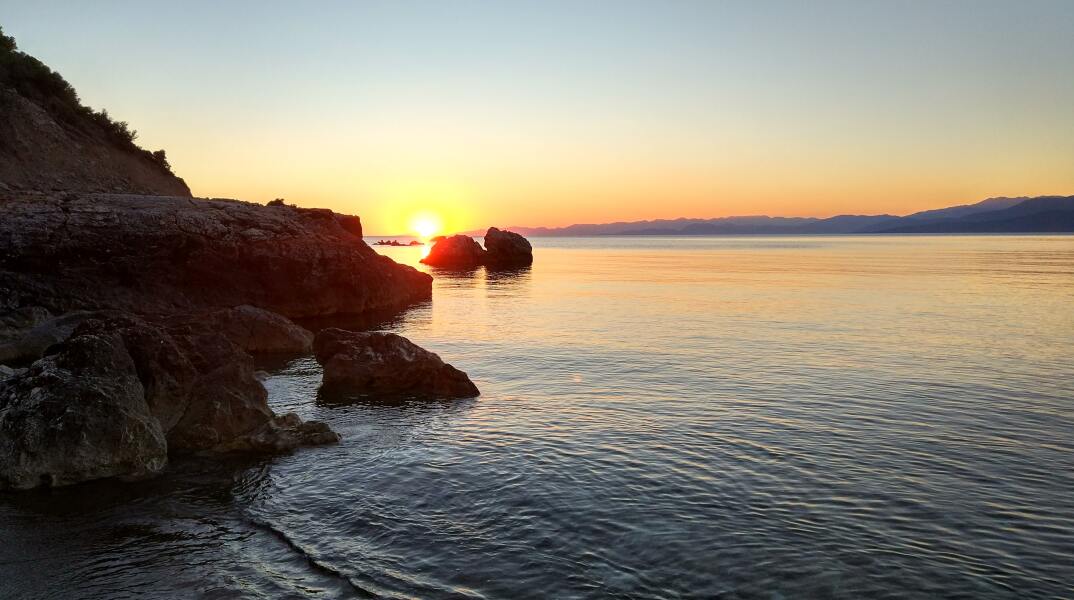 Παραλία με βράχια