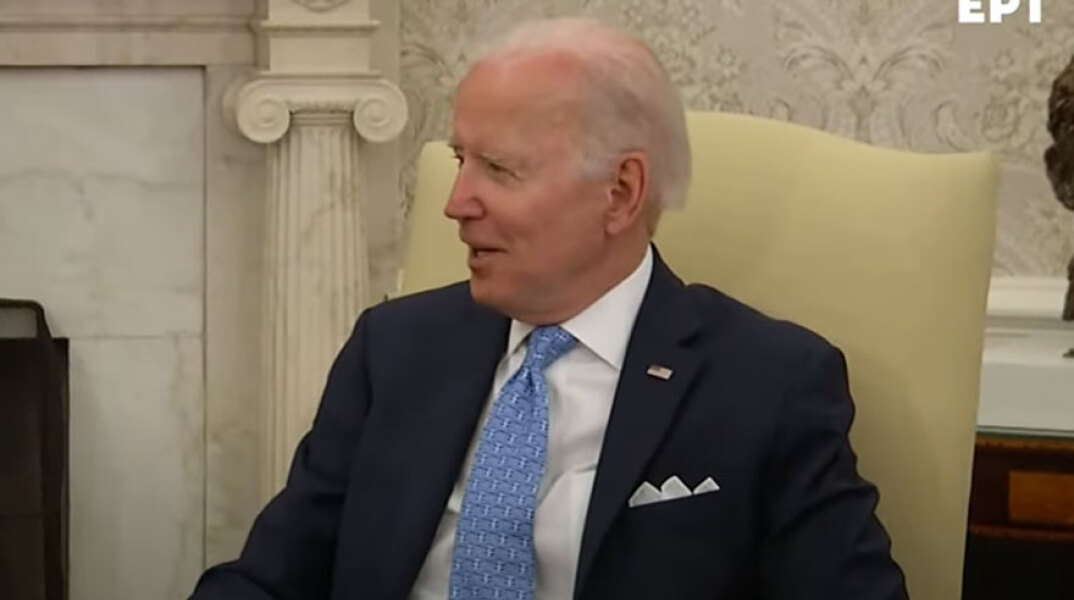 Με γαλάζια γραβάτα και την ελληνική σημαία ο Τζο Μπάιντεν υποδέχτηκε τον Κυριάκο Μητσοτάκη στον Λευκό Οίκο