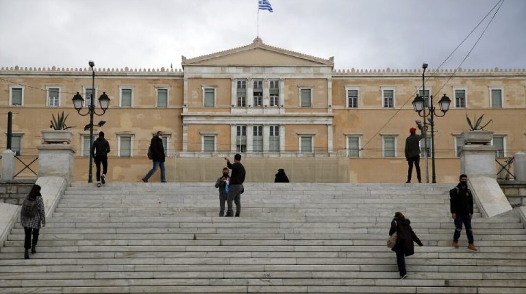 Τζεντιλόνι για ελληνικό χρέος: «Να είστε πολύ προσεκτικοί»