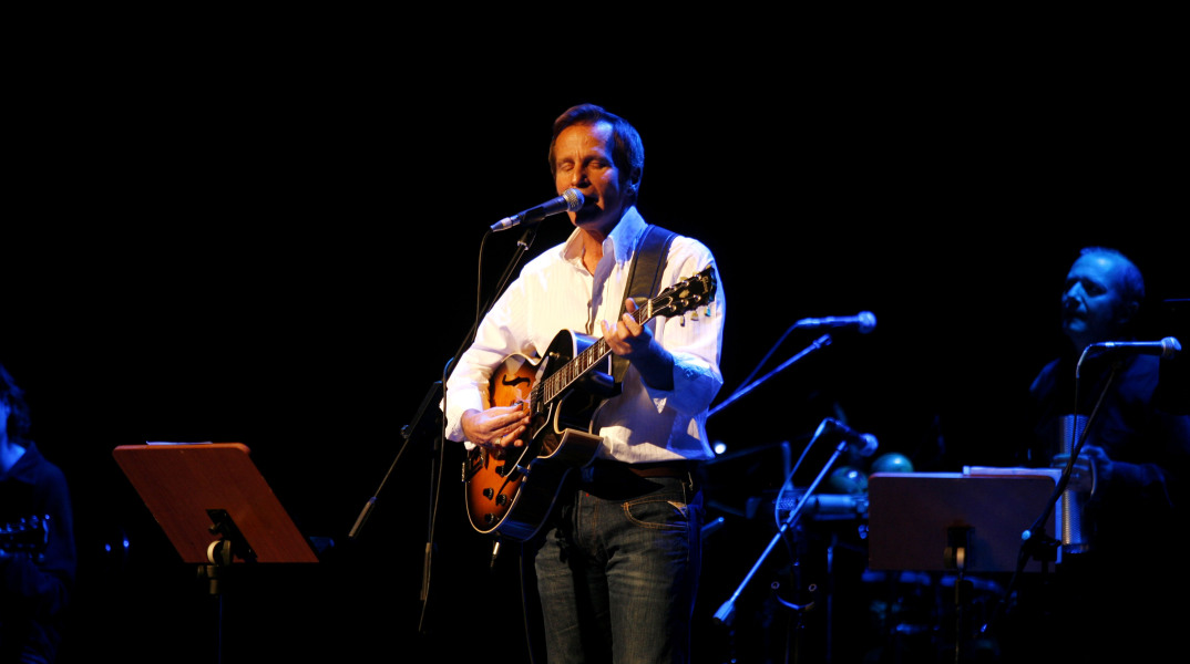 Ο Βαγγέλης Γερμανός με κιθάρα στη σκηνή