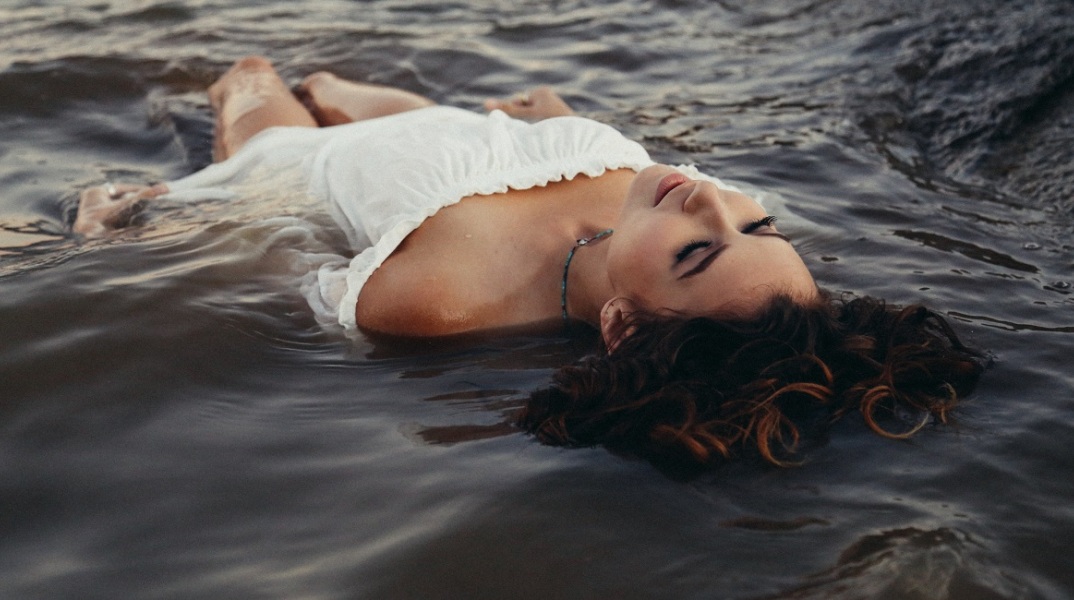 Ένα κορίτσι ποζάρει. 