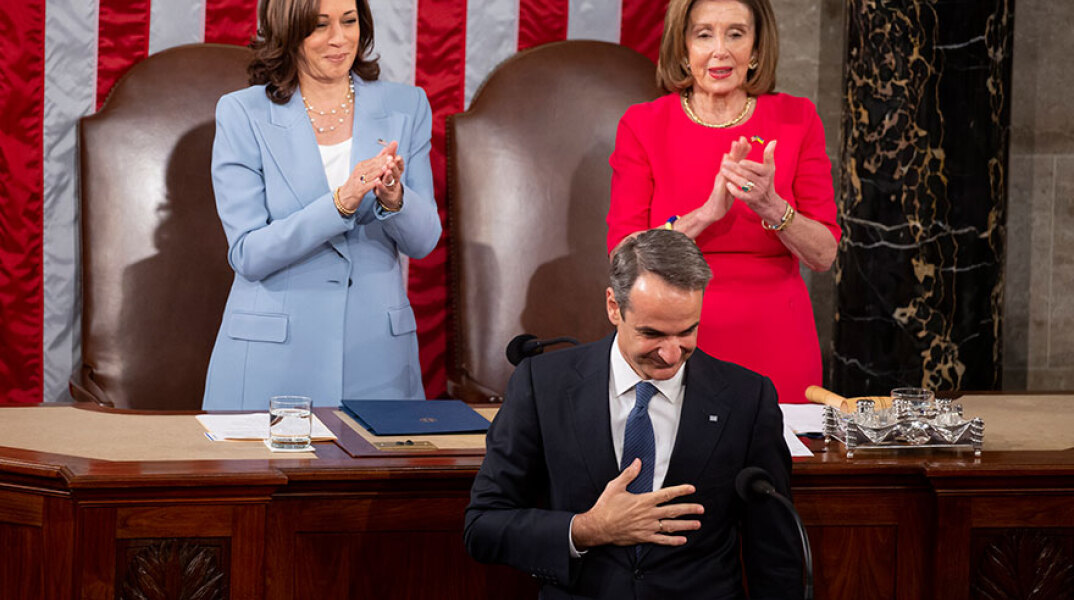 Νάνσι Πελόζι και Καμάλα Χάρις χειροκροτούν τον Κυριάκο Μητσοτάκη στο αμερικανικό Κογκρέσο 