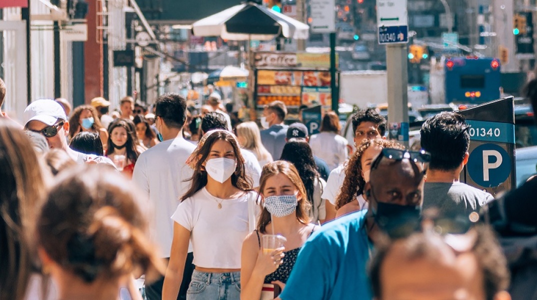 Κορωνοϊός - Πολίτες με μάσκες