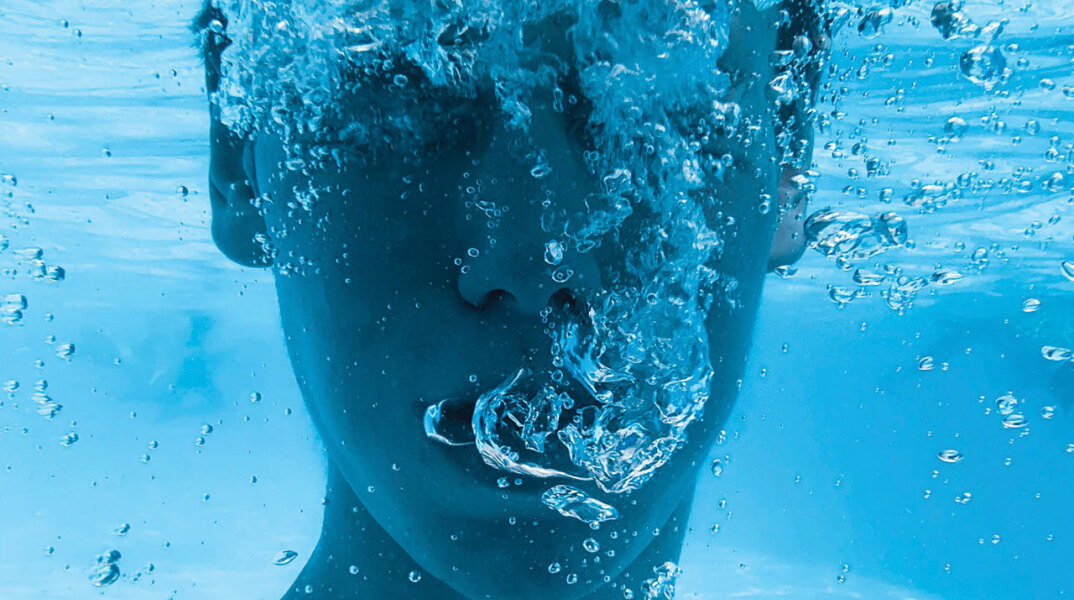 Άντρας βγάζει μπουρμπουλήθρες κάτω από το νερό