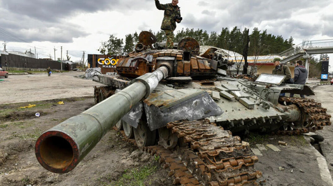 Κατεστραμμένο ρωσικό τανκ κοντά στο Κίεβο