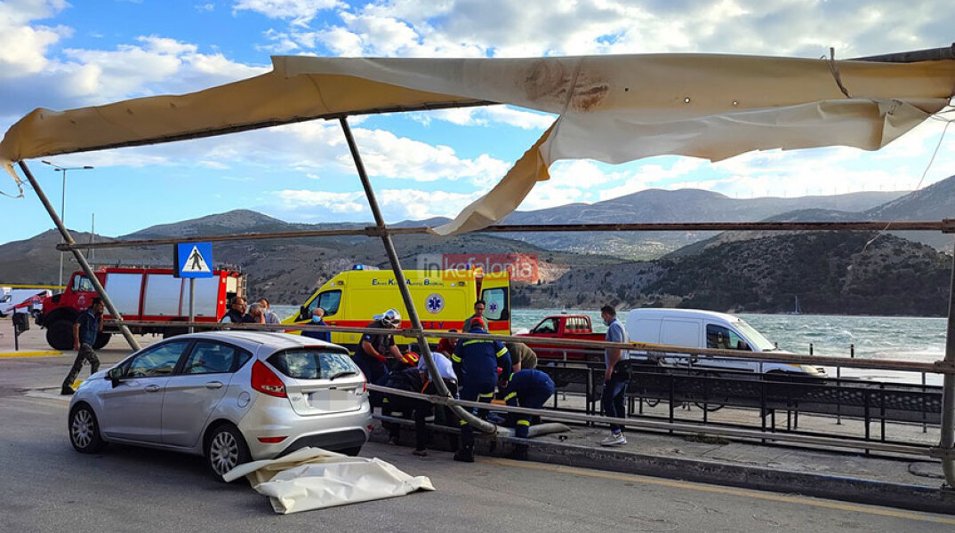 Κεφαλονιά: Οι θυελλώδεις άνεμοι ξήλωσαν το στέγαστρο στο λιμάνι Αργοστολίου