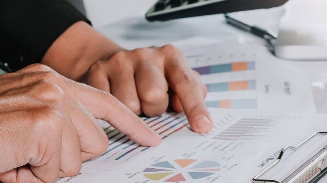 Επιστρεπτέα προκαταβολή: Νέα παράταση για την αποπληρωμή – Πότε θα πληρωθεί η πρώτη από τις 96 δόσεις