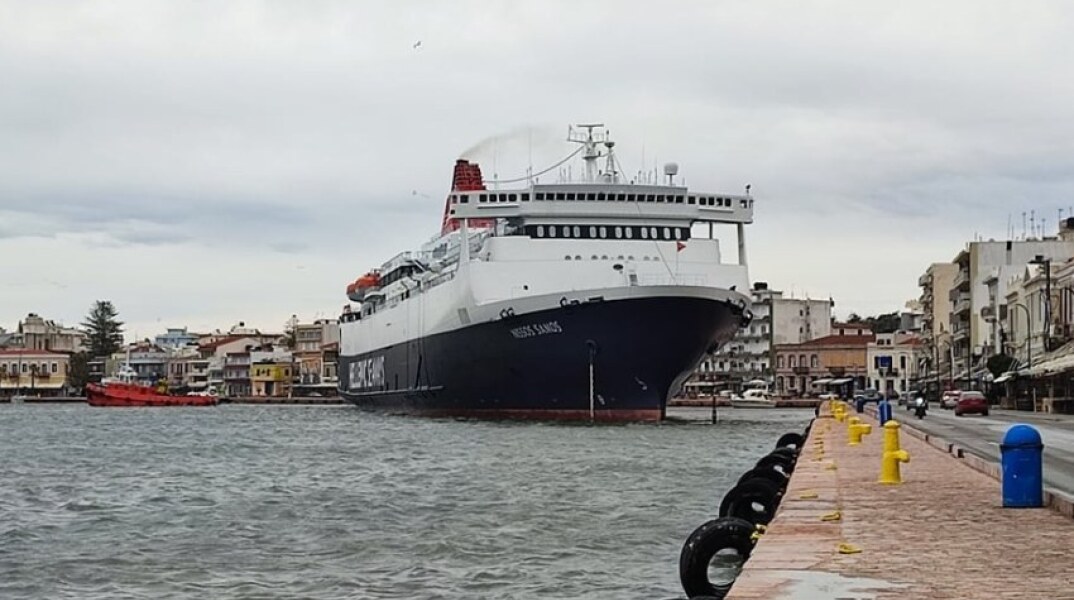 Χίος: Το πλοίο "Νήσος Σάμος" με 332 επιβάτες δεν μπορεί να δέσει στο λιμάνι	